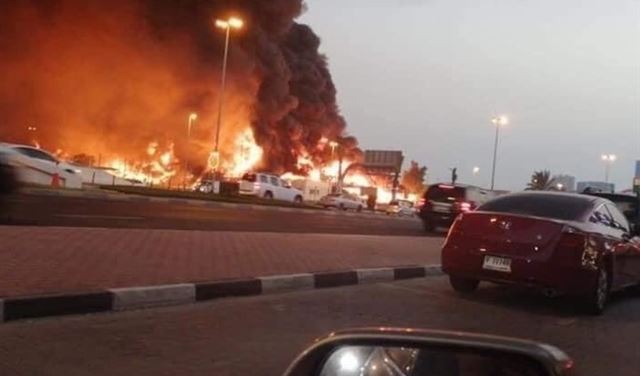 بالفيديو: حريق كبير بسوق شعبي في عجمان