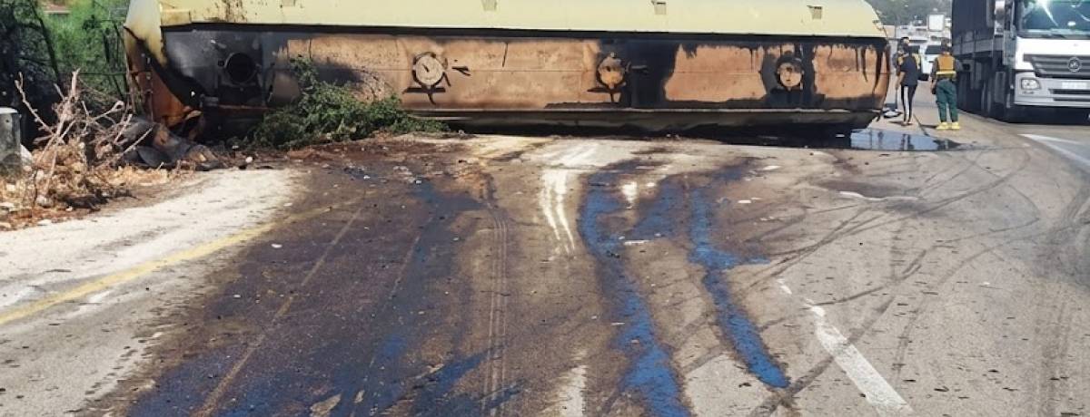 انسكاب "الفيول" يحوّل طريق حمص - طرطوس إلى مصيدة مرورية: قتيل و4 مصابين بتصادم 3 سيارات قرب تلكلخ
