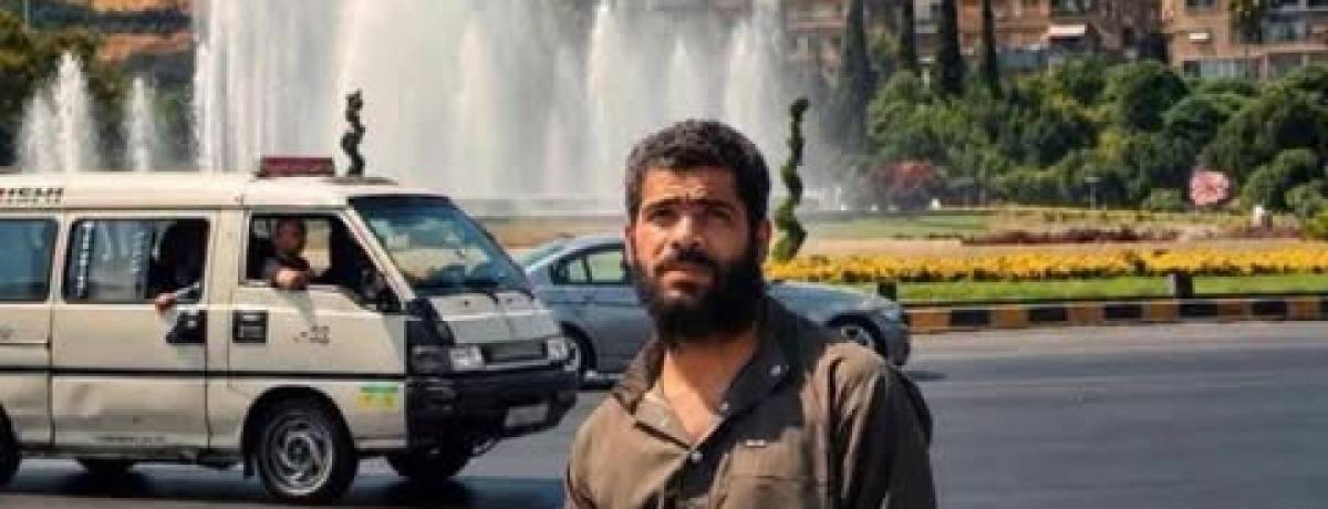 صورة في ساحة الأمويين تُشعل السجال.. قصّة الشاب "وسيم الحمام" بين كرامة الإنسان وفخّ "الترند" المناطقية