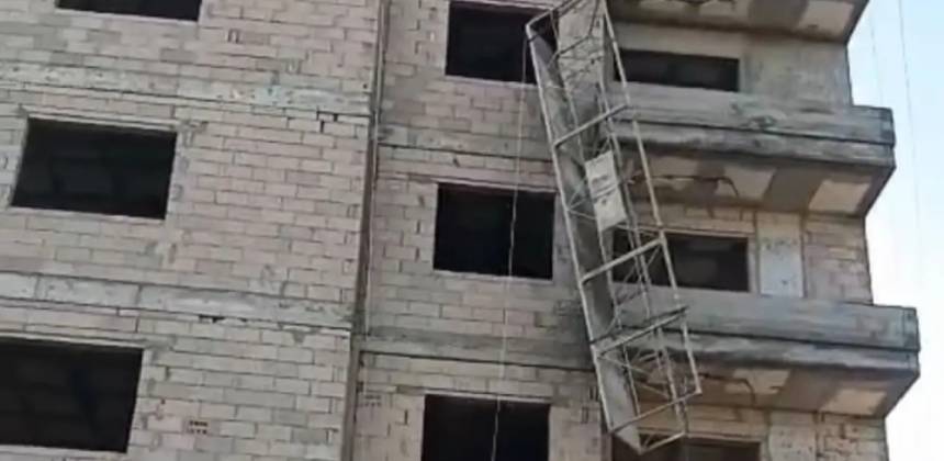 فاجعة جديدة في مواقع البناء بتركيا: مقتل عامل سوري وإصابة شقيقه إثر سقوط سقالة في مرسين