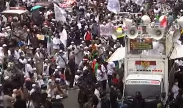 بالفيديو: مظاهراتٌ في إندونيسيا تطالب ماكرون بالإعتذار