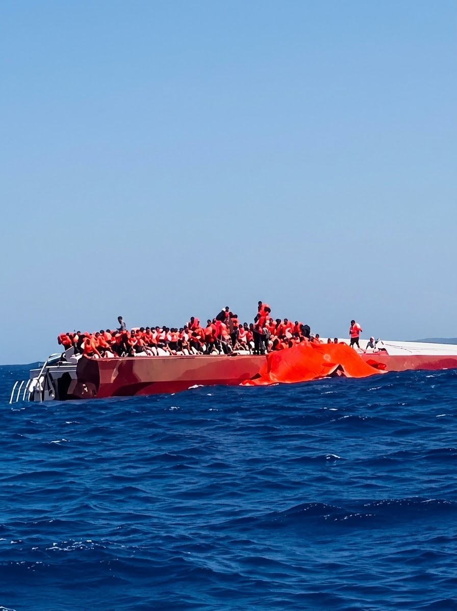 مأساة في عرض البحر: 7 قتلى و23 مفقوداً في غرق سفينة ركاب قبالة سواحل كيرينيا