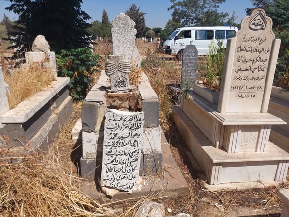 مجهولون يعبثون بذاكرة حمص: اعتداء على مقبرة "تل النصر" يجدد أزمة حراسة المدافن