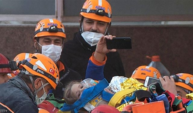 بالصور: إنتشال طفلة على قيد الحياة من أنقاض زلزال أزمير