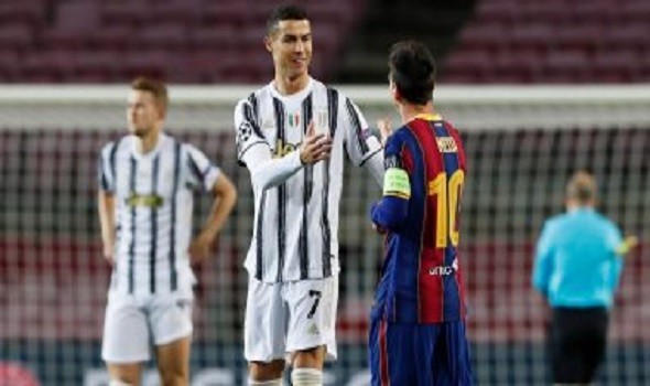ميسي يصافح رونالدو في قمة برشلونة ضد يوفنتوس