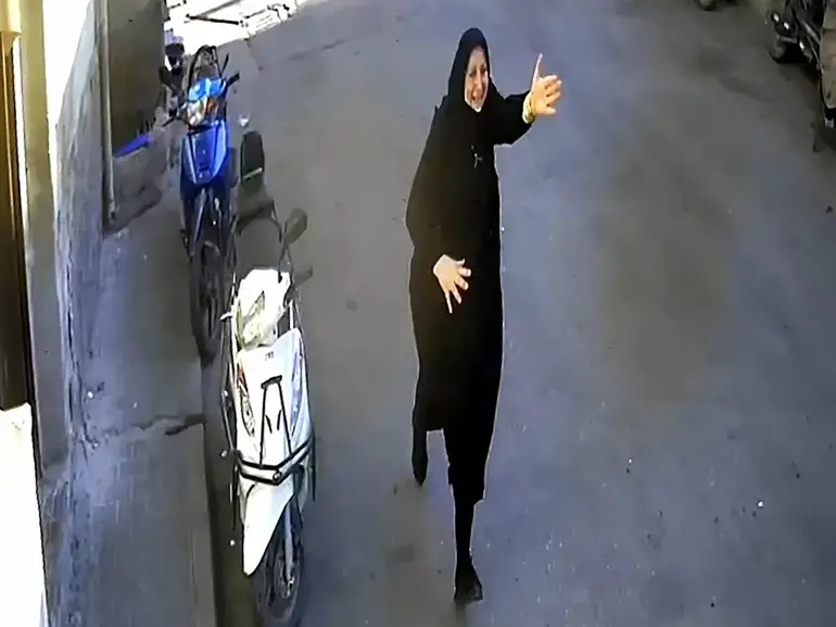 مطاردة مثيرة في شوارع أضنة.. الأمن التركي يفك شفرة حادثة نشل امرأة سورية ويقبض على أحد الفارين